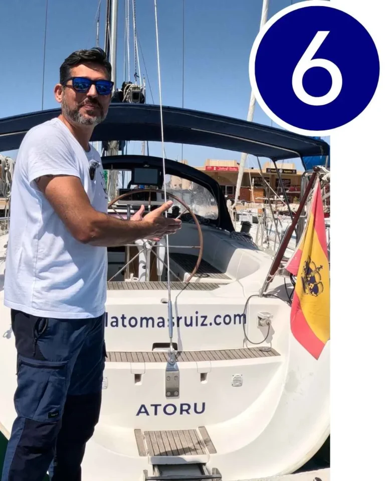 El velero ATORU navegando en el mar como ejemplo real de elección de barco y estilo de vida