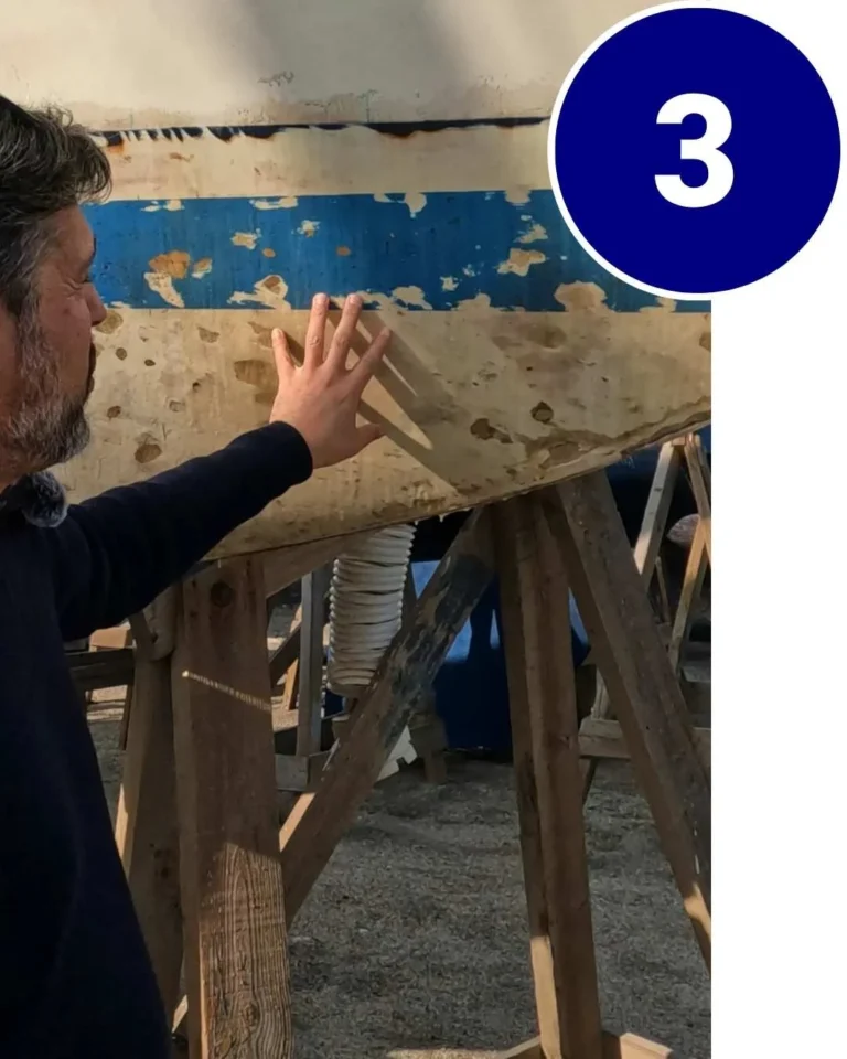 Revisión técnica de una embarcación en varadero analizando casco y estado general antes de comprar